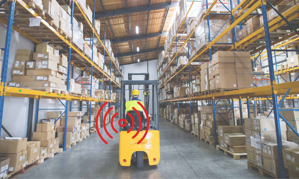 Travailleur seul dans un entrepôt muni d'un dispositif d'alarme pour travailleur isolé DATI