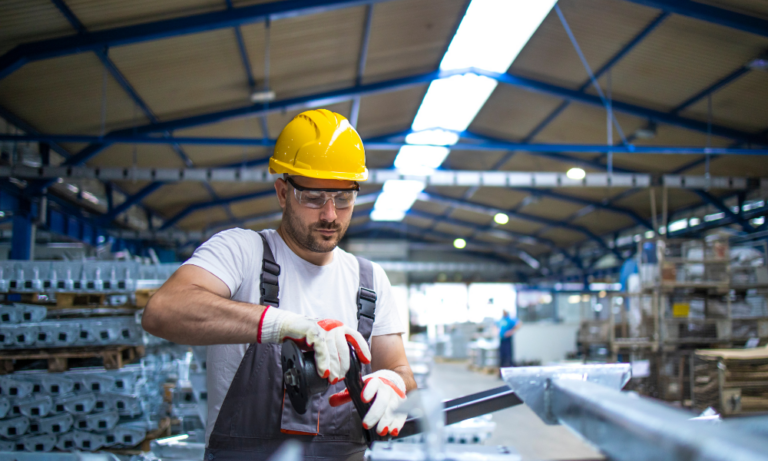 Travailleur dans une usine