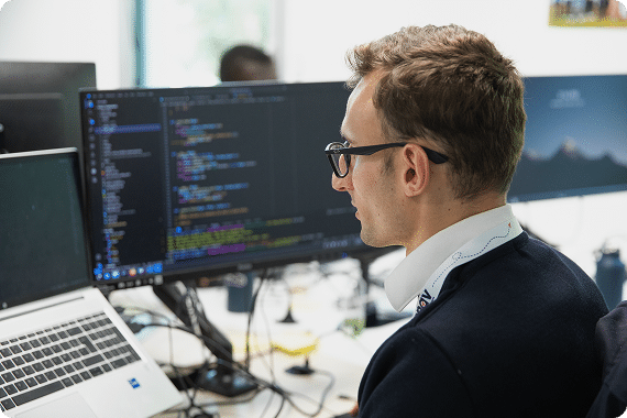 Conseiller Sysnav accompagnant un client pour le paramétrage de l'application PTI Safeguard