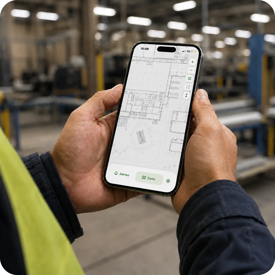 Travailleur isolé consultant le plan de l'usine sur l'application PTI Safeguard
